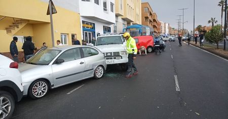 Rozpędzony autobus wjechał w zaparkowane samochody. Chwile grozy w kurorcie