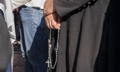 Uderzył siekierą i podpalił 68-latka. Ksiądz przyznał się do winy