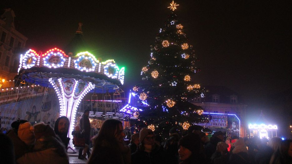 Jarmark świąteczny w Gnieźnie oficjalnie otwarty! Na Rynku rozbłysła żywa choinka