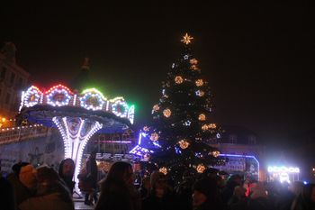 Gniezno: Jarmark świąteczny oficjalnie otwarty. Na Rynku rozbłysła żywa choinka
