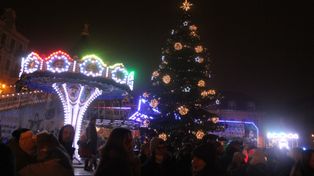 Gniezno: Jarmark świąteczny oficjalnie otwarty. Na Rynku rozbłysła żywa choinka