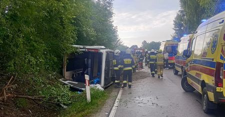Wypadek w Małopolsce. Bus przewoził nastolatków. Zjechał do rowu i przewrócił się