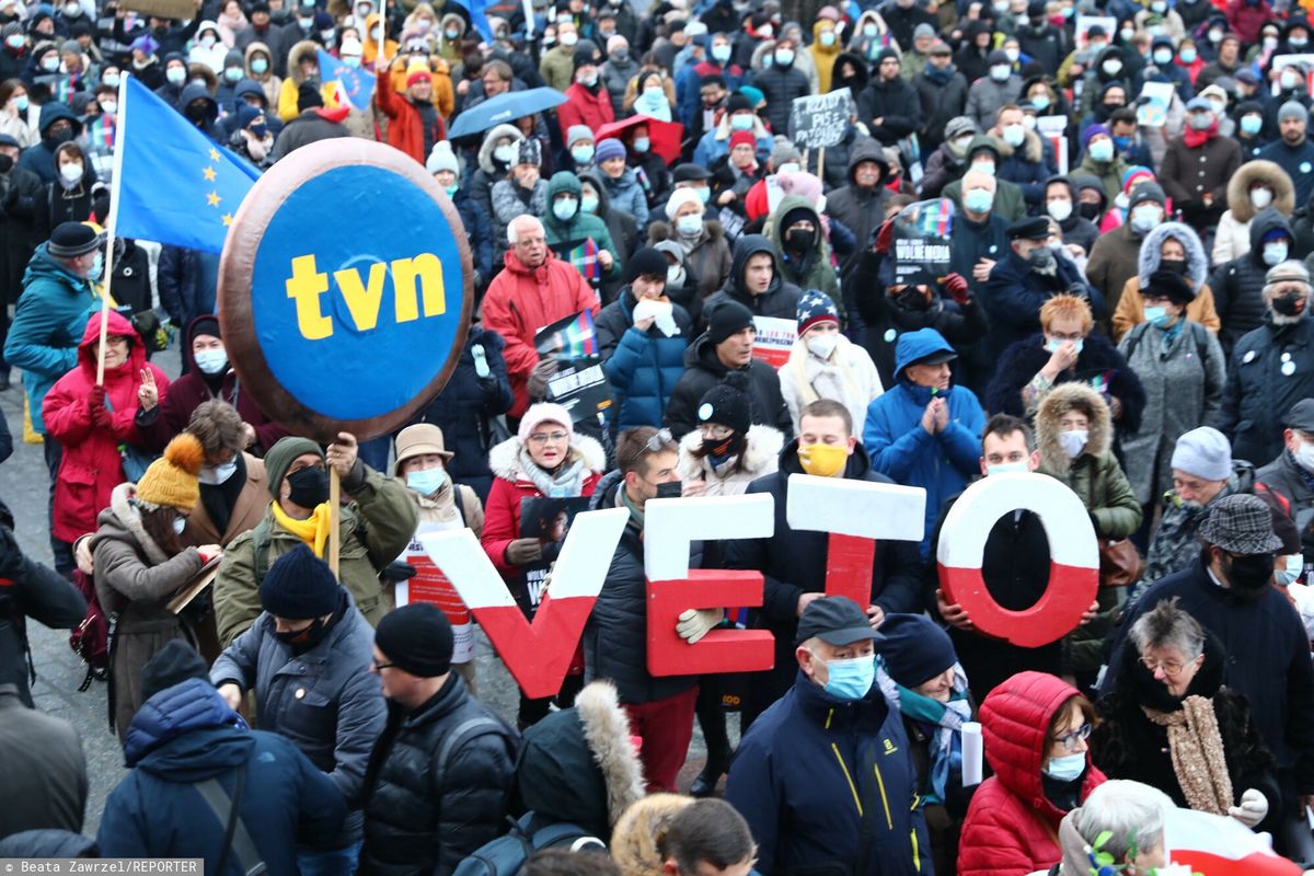 Po przyjęciu w Sejmie "lex TVN" na ulice wyszły protesty