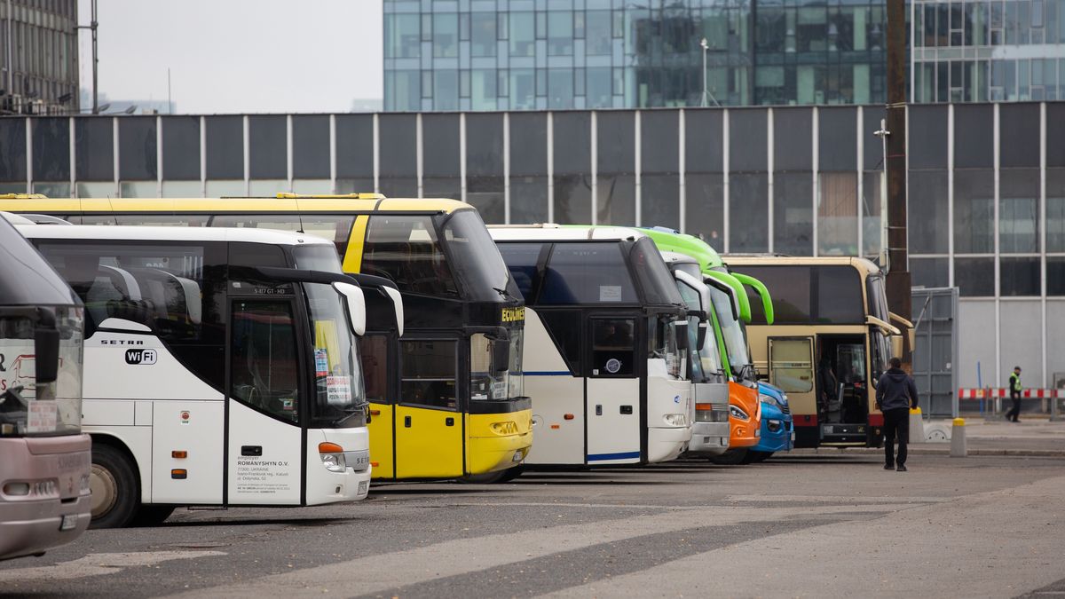 autobus autokar podróż transport dworzec autobusowy pasażerowie pks flixbus