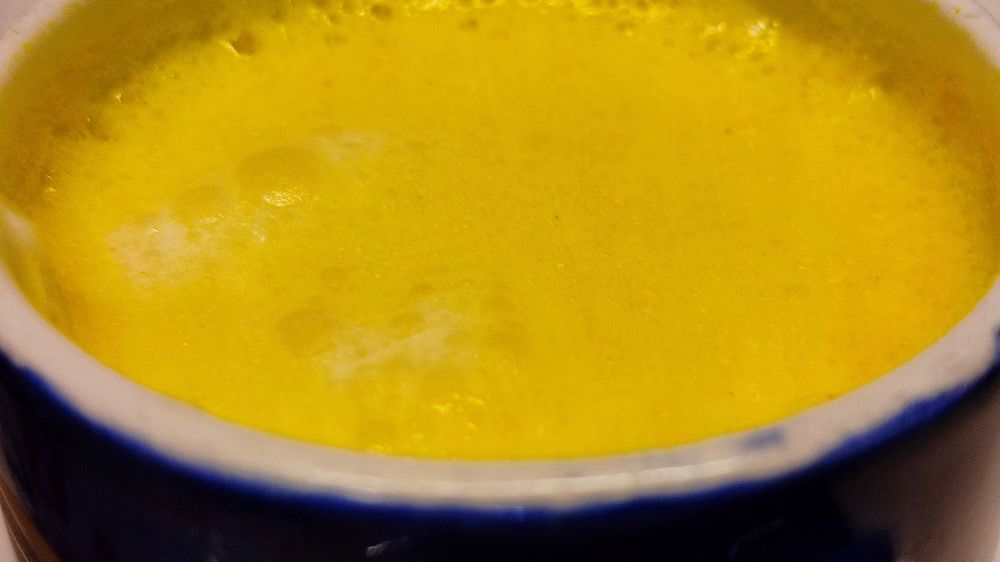 Latte z kurkumą pomaga w walce z COVID-19