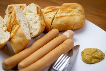 Tego prawdopodobnie nie wiedziałeś o parówkach. Czy można je bezpiecznie jeść?