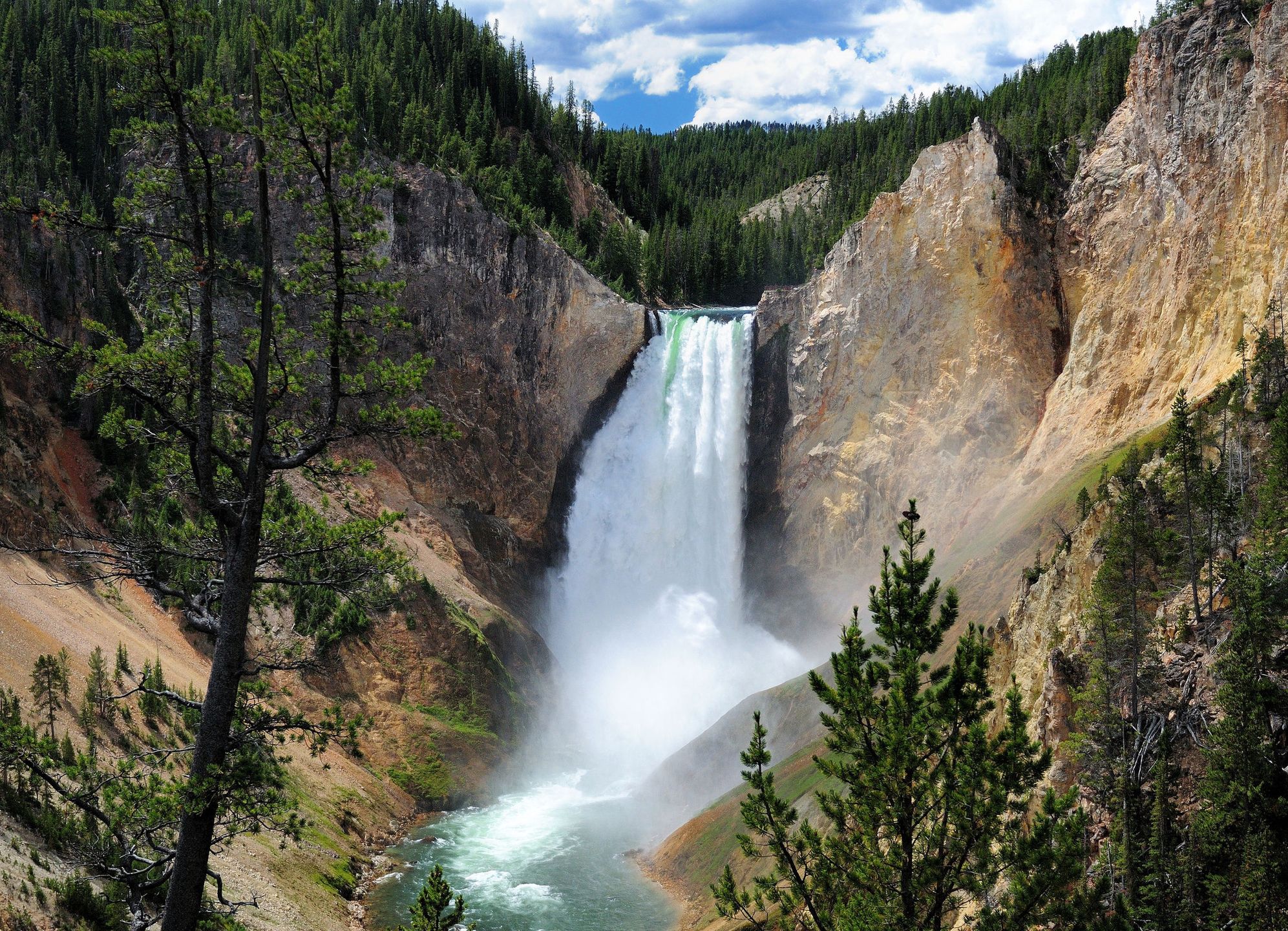 Wodospad Lower Yellowstone Falls mierzy prawie 100 m wysokości