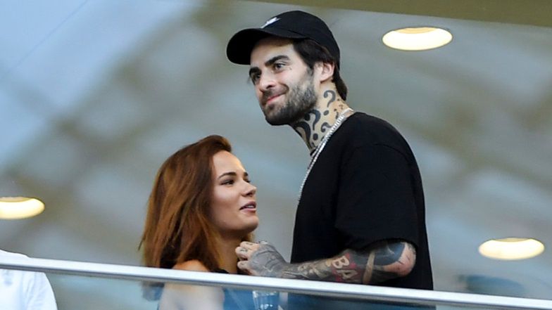 Natalia Szroeder i Quebonafide całują się na scenie