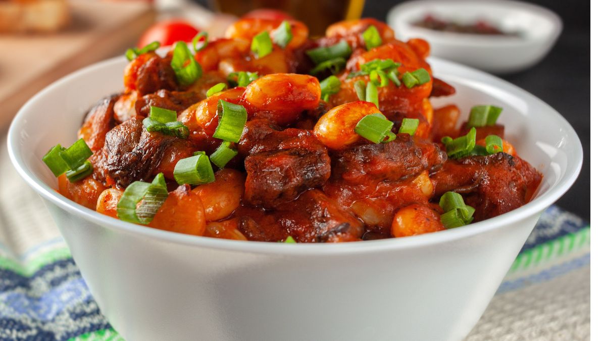 Fasolka po bretońsku z dodatkami jest pyszna i bardziej sycąca