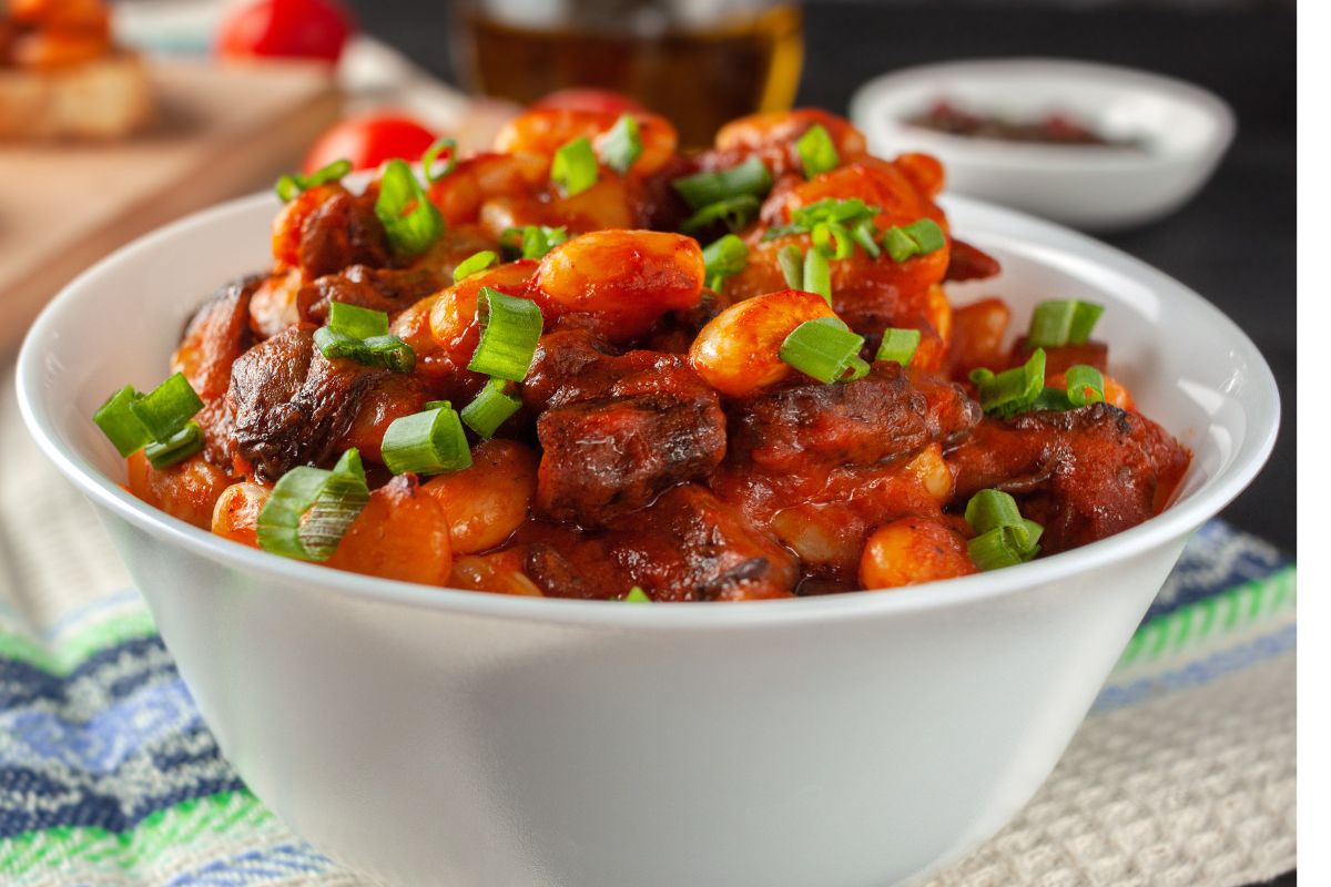 Smażę na chrupko i mieszam z fasolką po bretońsku. Jest smaczna, sycąca i bez mięsa