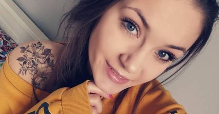 Pracownica Żabki pokazała zawartość paczki. Dostała od firmy na święta