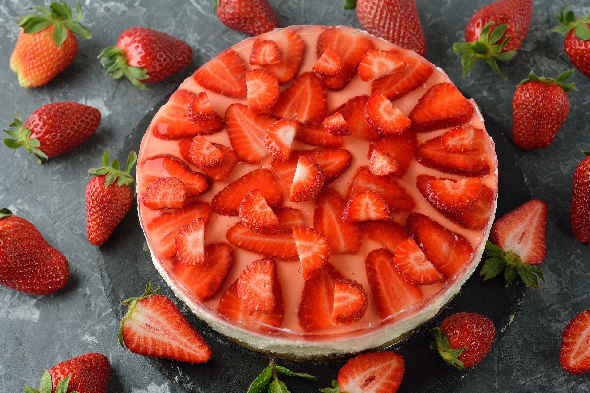 Strawberry cheesecake with jelly