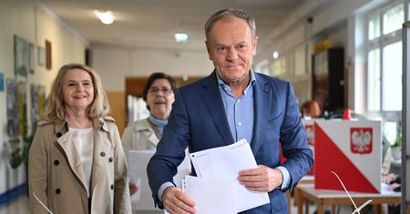Zobaczyliśmy dłoń Tuska. Czegoś na niej brakuje
