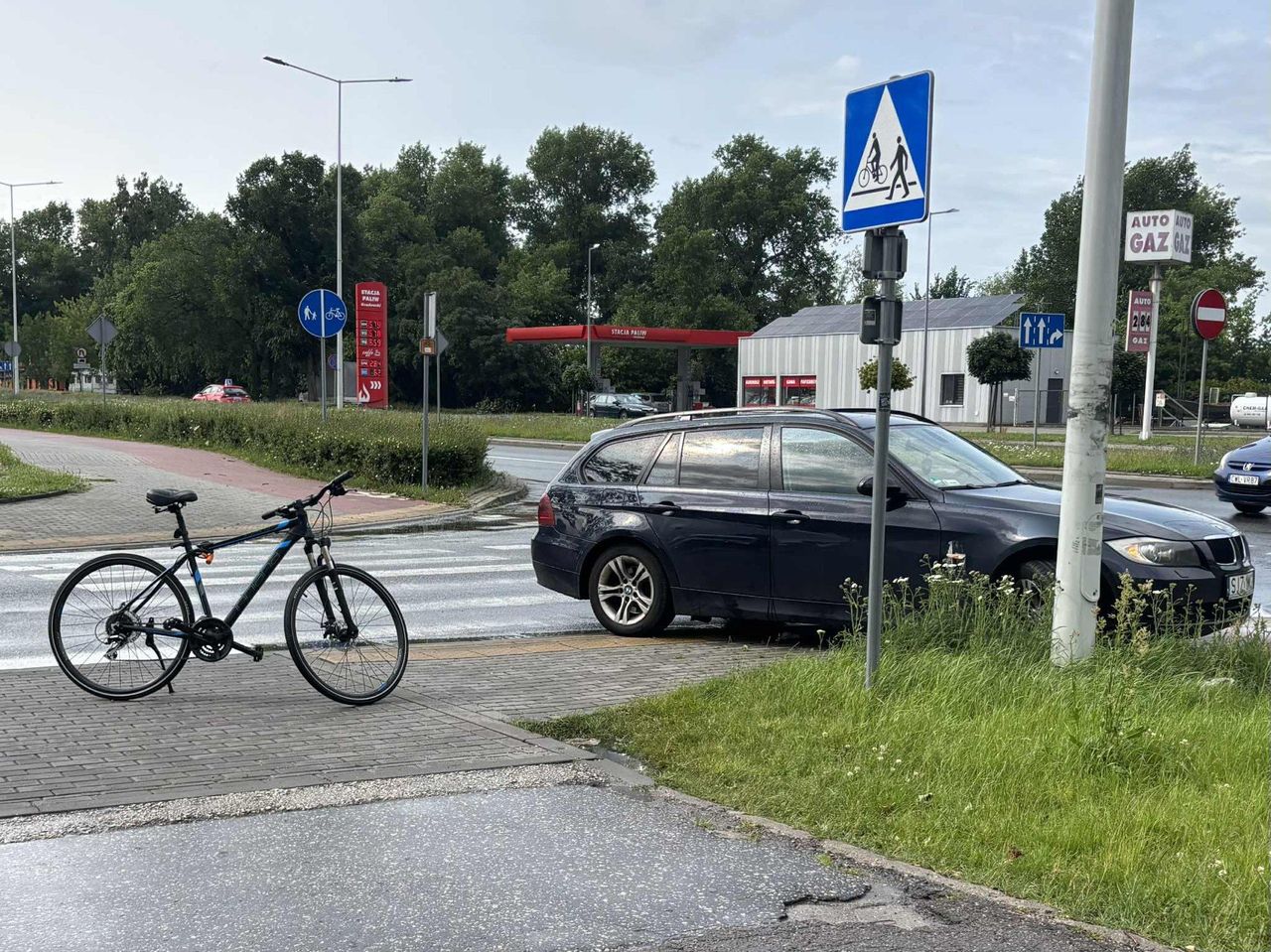 Rowerzysta uderzył w BMW na Toruńskiej we Włocławku. 29-latek ukarany mandatem