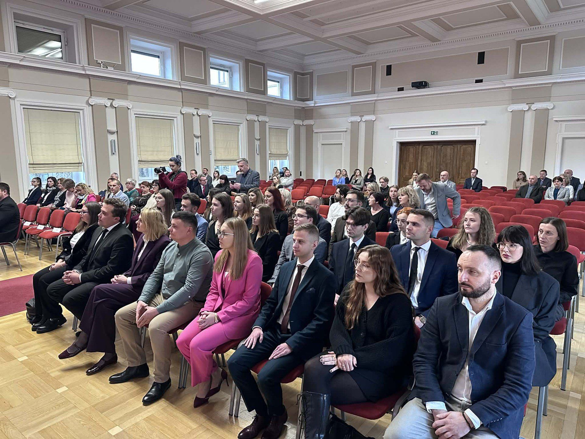 Nowi doktoranci Szkoły Doktorskiej UJK podczas uroczystej inauguracji roku akademickiego 2025/2026.