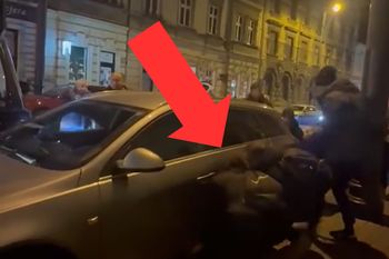 Tramwaj nie mógł przejechać. Przestawili auto rękami. Sceny w Krakowie