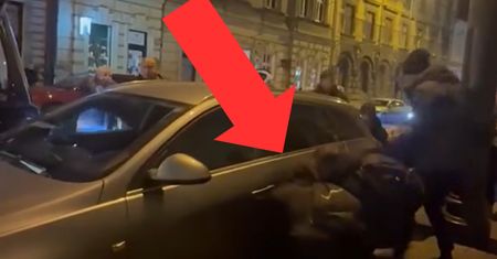 Tramwaj nie mógł przejechać. Przestawili auto rękami. Sceny w Krakowie