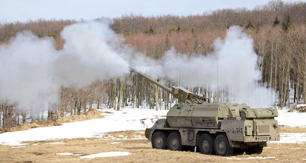 Artylerii nigdy za dużo. Do Ukrainy mogą trafić słowackie działa Zuzana 2 - Armatohaubica Zuzana 2 na strzelaniu poligonowym.
