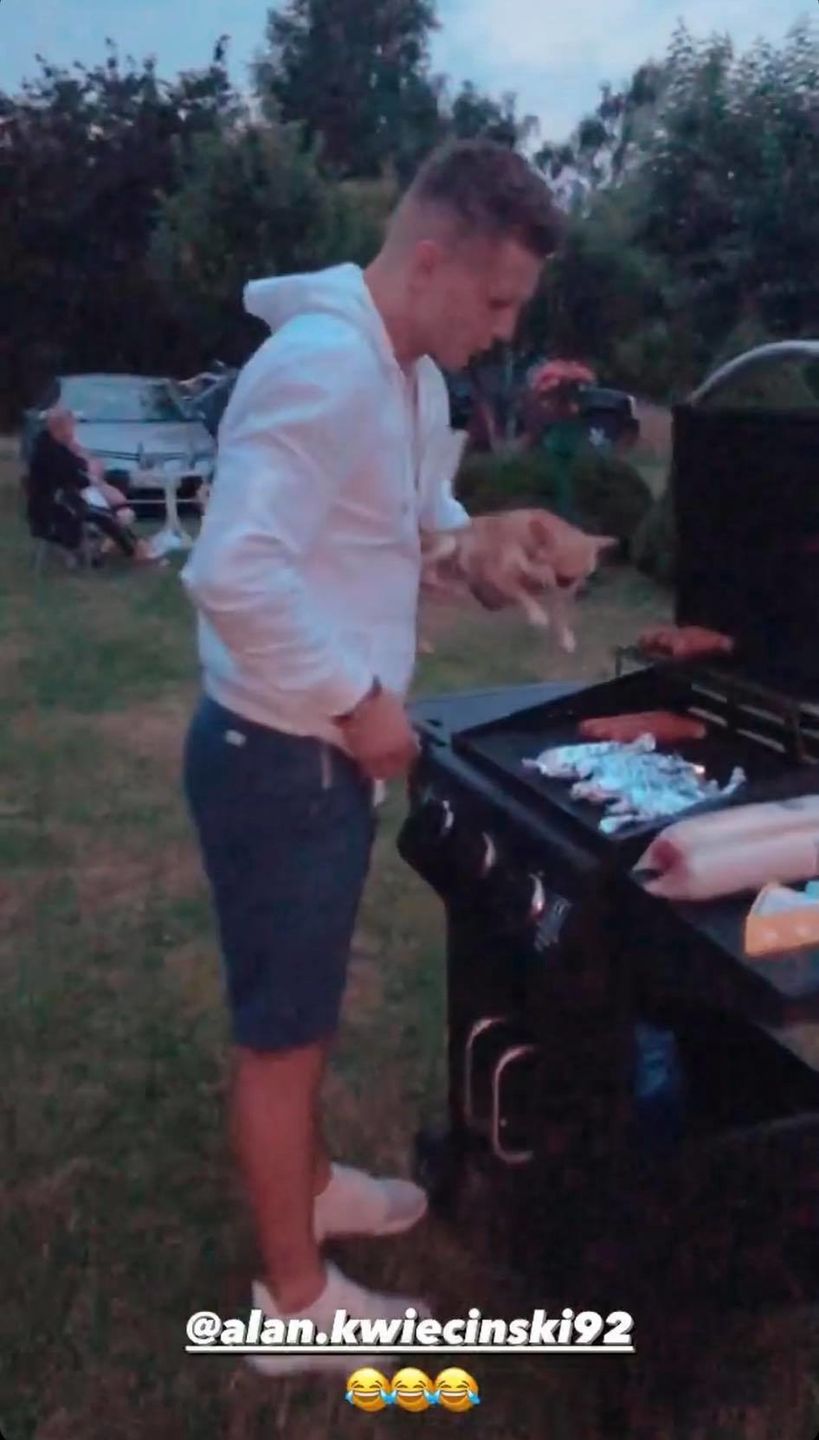 Alan Kwieciński zamyka psa w grillu