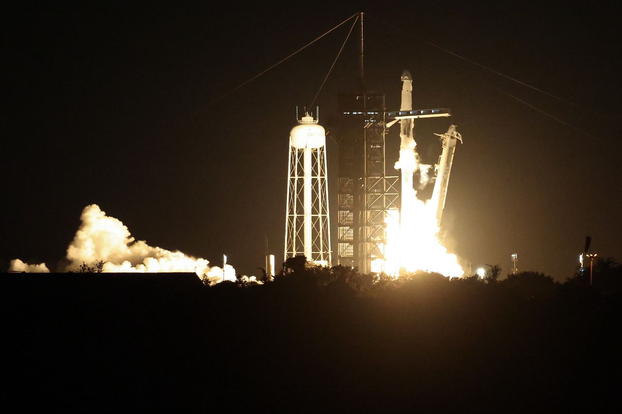 Floryda, 25.06.2025. Start rakiety Falcon 9 z kapsułą Crew Dragon z Centrum Kosmicznego Johna F. Kennedy?ego na przylądku Canaveral na Florydzie, 25 bm. W ramach misji Axiom-4 rakieta zabrała czwórkę astronautów, w tym Sławosza Uznańskiego-Wiśniewskiego na Międzynarodową Stację Kosmiczną (ISS). (amb) PAP/Leszek Szymański