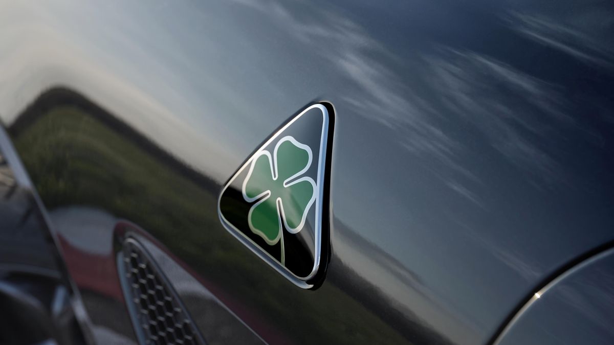 Alfa Romeo po raz pierwszy użyła czarnego tła w logo Quadrifoglio