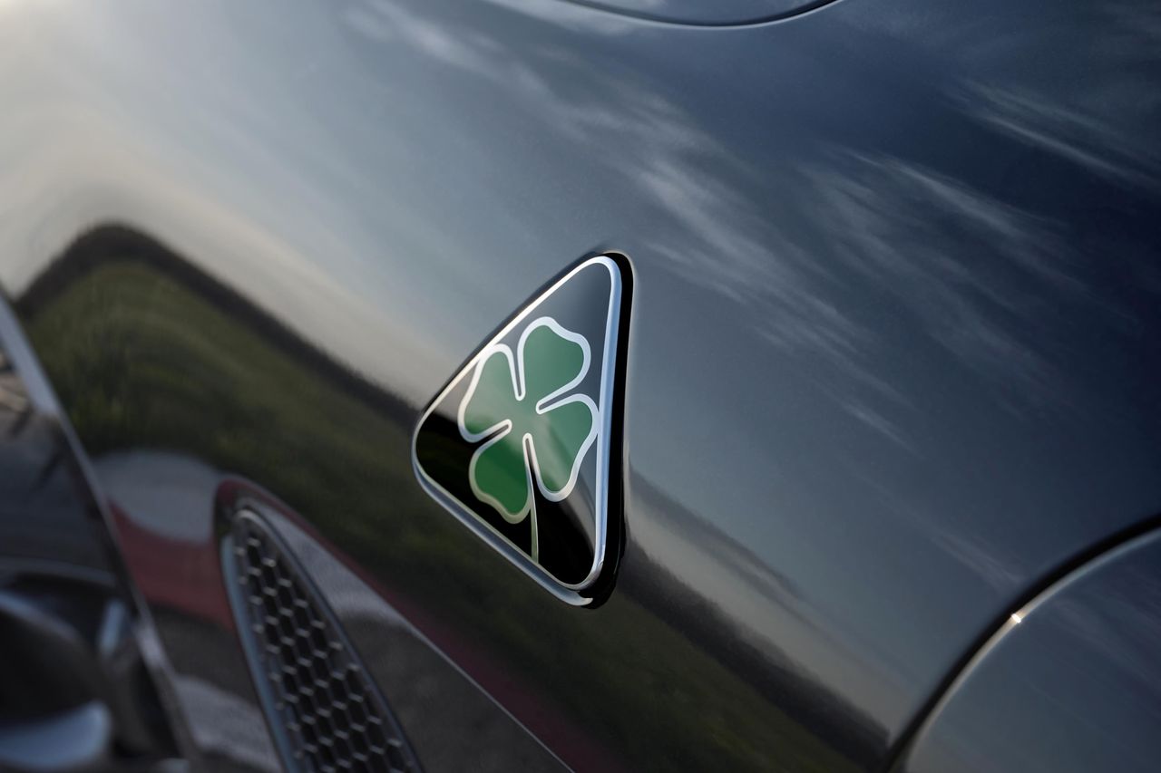 Alfa Romeo po raz pierwszy użyła czarnego tła w logo Quadrifoglio