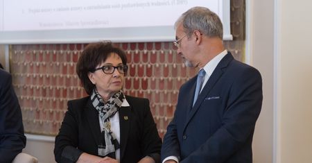 15 godzin przesłuchania sejmowego eksperta. Napisał o premierze