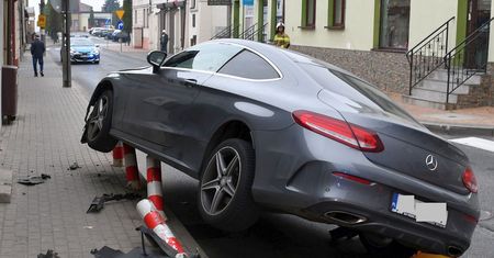 Rozbił Mercedesa i uciekł. Był pijany. Policja ujawnia wiek kierowcy