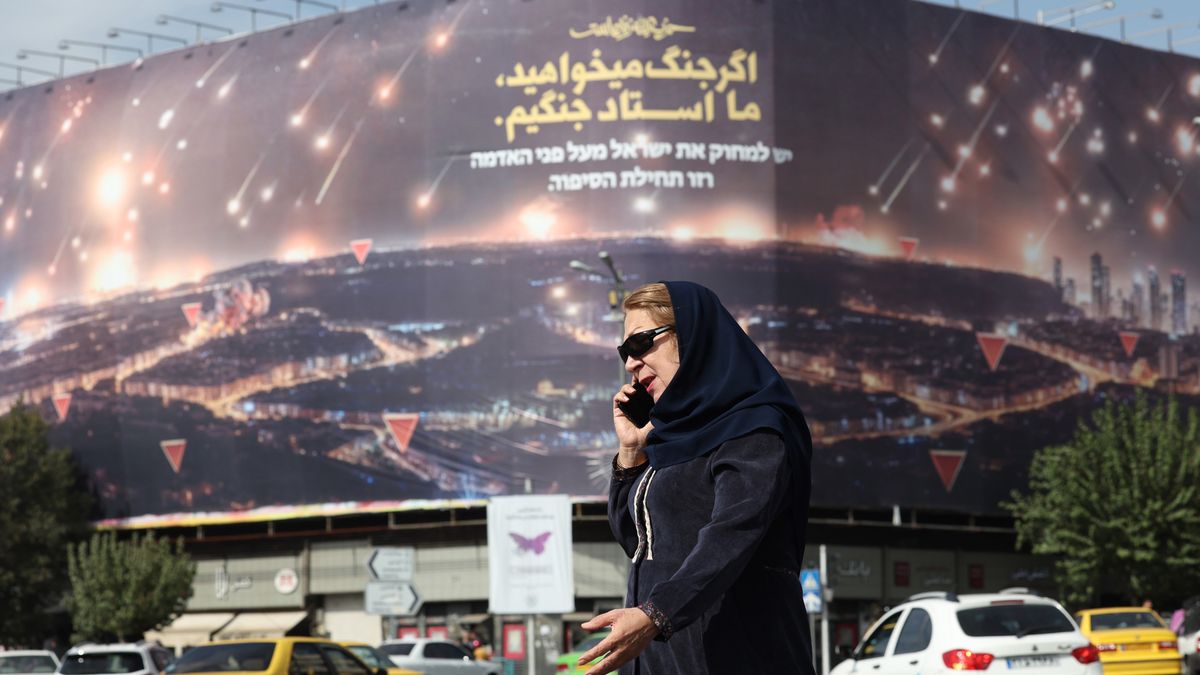 epaselect epa11684282 An Iranian woman walks near an anti-Israel billboard depicting Iran's recent missile attack on Israel and a sentence reading in Persian 'If you want war, we are the master of war', at the Enghelab square in Tehran, Iran, 26 October 2024. Israel Defense Forces (IDF) spokesman Daniel Hagari confirmed on 26 October that the Israeli Army, Tsahal, conducted precise strikes on military targets in Iran. According to the Iran Air Defense Force, the Israeli attack was successfully countered by the country's integrated air defense system. EPA/ABEDIN TAHERKENAREH Dostawca: PAP/EPA.
