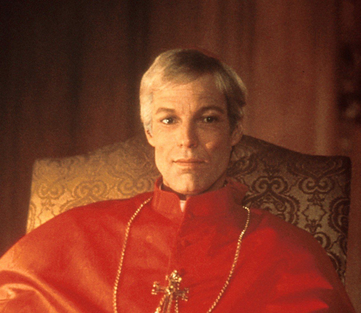 Richard Chamberlain jako ojciec Ralph de Bricassart w miniserialu Ptaki ciernistych krzewów.