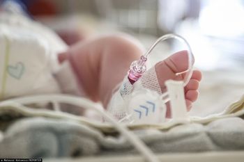 Małe dziecko z obrażeniami czaszki. Zatrzymano opiekunów