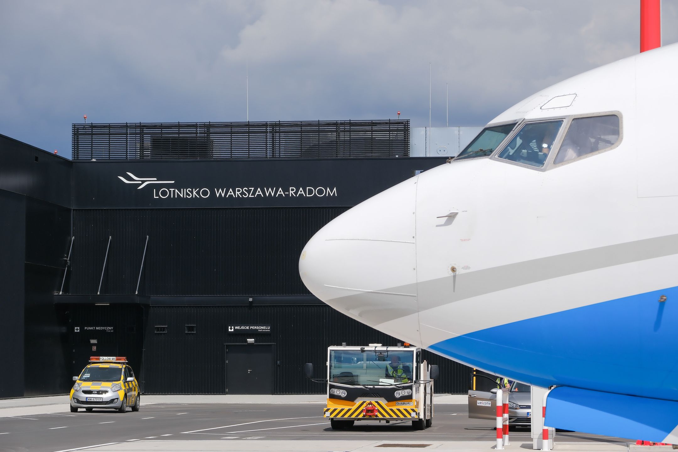 Boeing 737-800 linii Enter Air na płycie lotniska Warszawa-Radom
