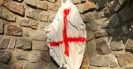 Szczecin. Szok przed kościołem. 39-latek odpowie za profanację