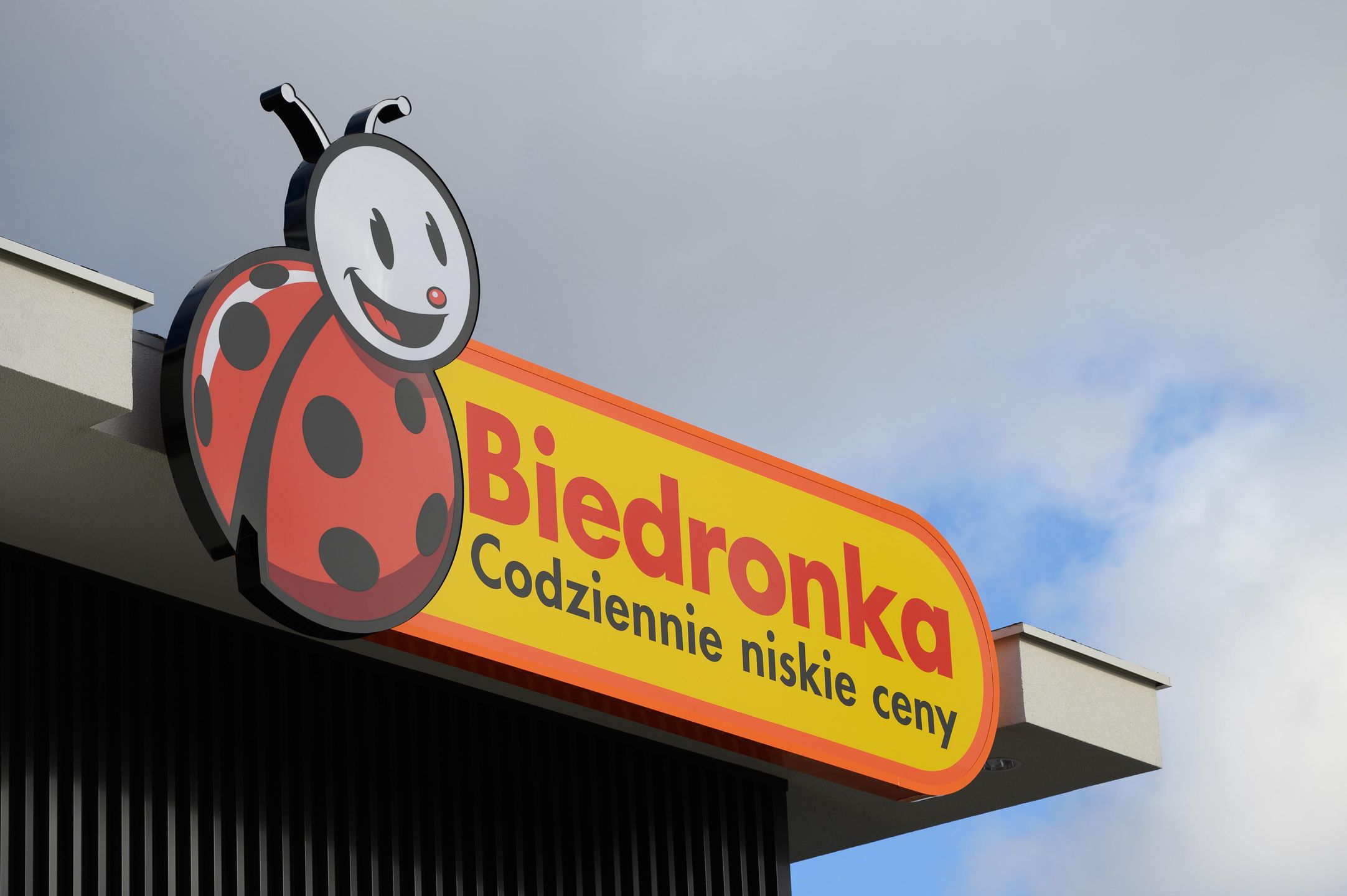 logo sieci Biedronka
Sk�rzewo, 24.11.2023. Pierwszy butelkomat sieci Biedronka zosta� zainstalowany przy sklepie w Sk�rzewie, 24 bm. (jk) PAP/Jakub Kaczmarczyk
Jakub Kaczmarczyk
automat, biedronka, butelki, butelkomat, dyskont, ekologia, ilustracja, logo, plastik, plastikowa, punkt, recycling, recykling, reklama, znak firmowy