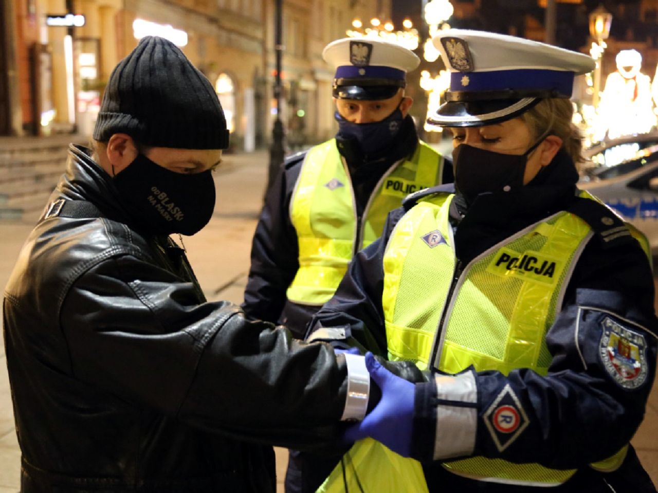 Policjanci zachęcają do noszenia odblaskowych maseczek ochronnych