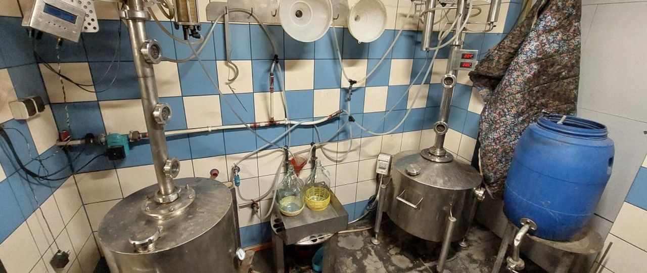 Domowa gorzelnia pod Jarosławem. Policja i KAS przejęły ponad 630 litrów nielegalnego alkoholu