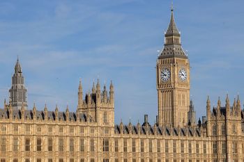 "Przełomowe zmiany". Co przyniosą wybory w Wielkiej Brytanii?