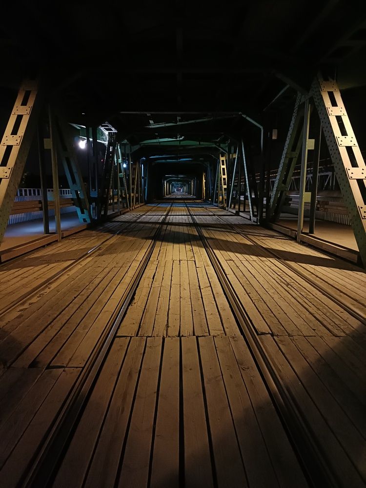 Zdjęcie bez trybu nocnego (po lewej) i z trybem nocnym (po prawej)