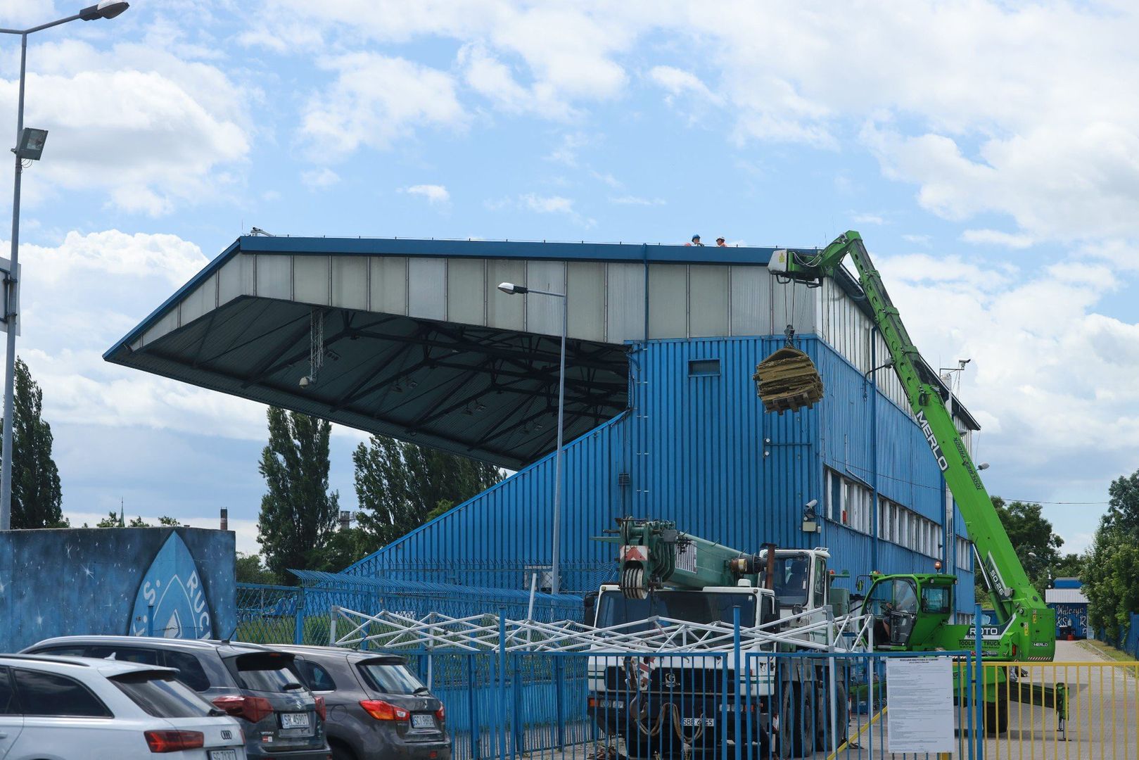25.06.2025 r. Prace przy rozbiórce dachu Trybuny Głównej stadionu Ruchu Chorzów. Na klubowym parkingu pojawił się ciężki sprzęt.