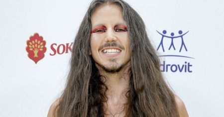 Michał Szpak pozuje pod wodospadem w PRZEŹROCZYSTEJ spódniczce (FOTO)
