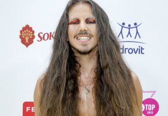 Michał Szpak pozuje pod wodospadem w PRZEŹROCZYSTEJ spódniczce (FOTO)