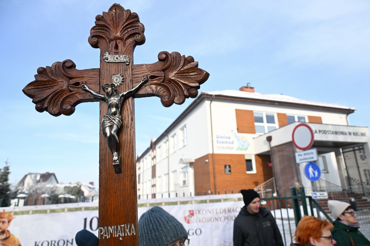 Nauczycielka miała wyrzucić krzyż do kosza. Kobieta opowiada o szczegółach. "Potem zaczęło się piekło"