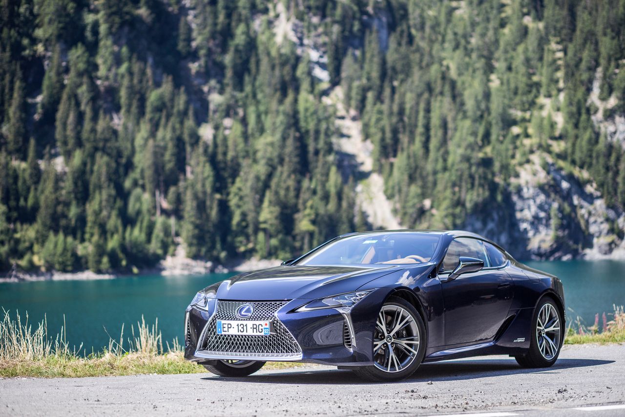 Sprawdzian gran turismo: Lexus LC500h na Przełęczy Splügen