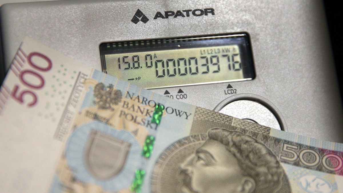 Stock MonkFot. Monkpress/East News. N/Z polskie banknoty, licznik energii elektrycznej, wskazanie, pradMonkpress