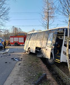 Autobus z uczniami wjechał w budynek. Wcześniej zderzył się z audi