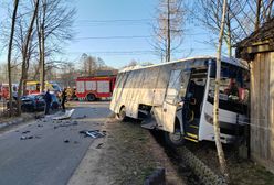 Autobus z uczniami wjechał w budynek. Wcześniej zderzył się z audi