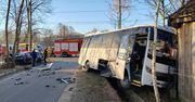 Autobus z uczniami wjechał w budynek. Wcześniej zderzył się z audi