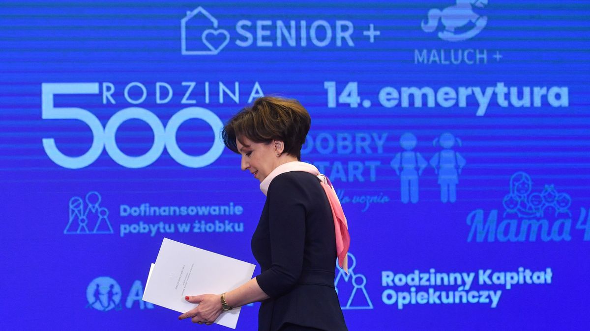 Warszawa, 30.12.2022. Minister rodziny i polityki społecznej Marlena Maląg podczas briefingu prasowego #RokWsparcia dot. podsumowania działań resortu, 30 bm. w siedzibie MRiPS w Warszawie. (jm) PAP/Piotr Nowak