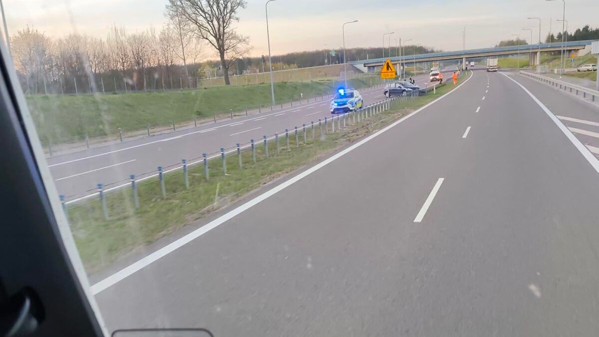 Samochód uderzył w bariery na obwodnicy Lublina (S19)