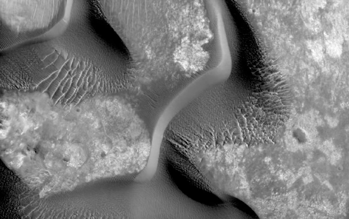 Zdjęcia poruszających się "wydm" na Marsie